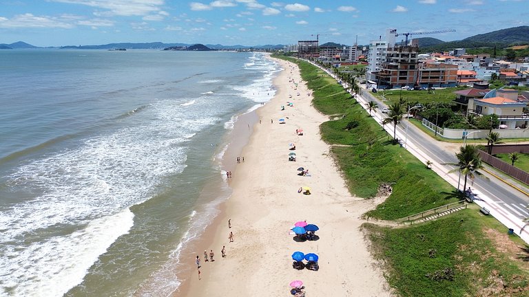 Prédio a poucos passos da Praia de Barra Velha (100m)